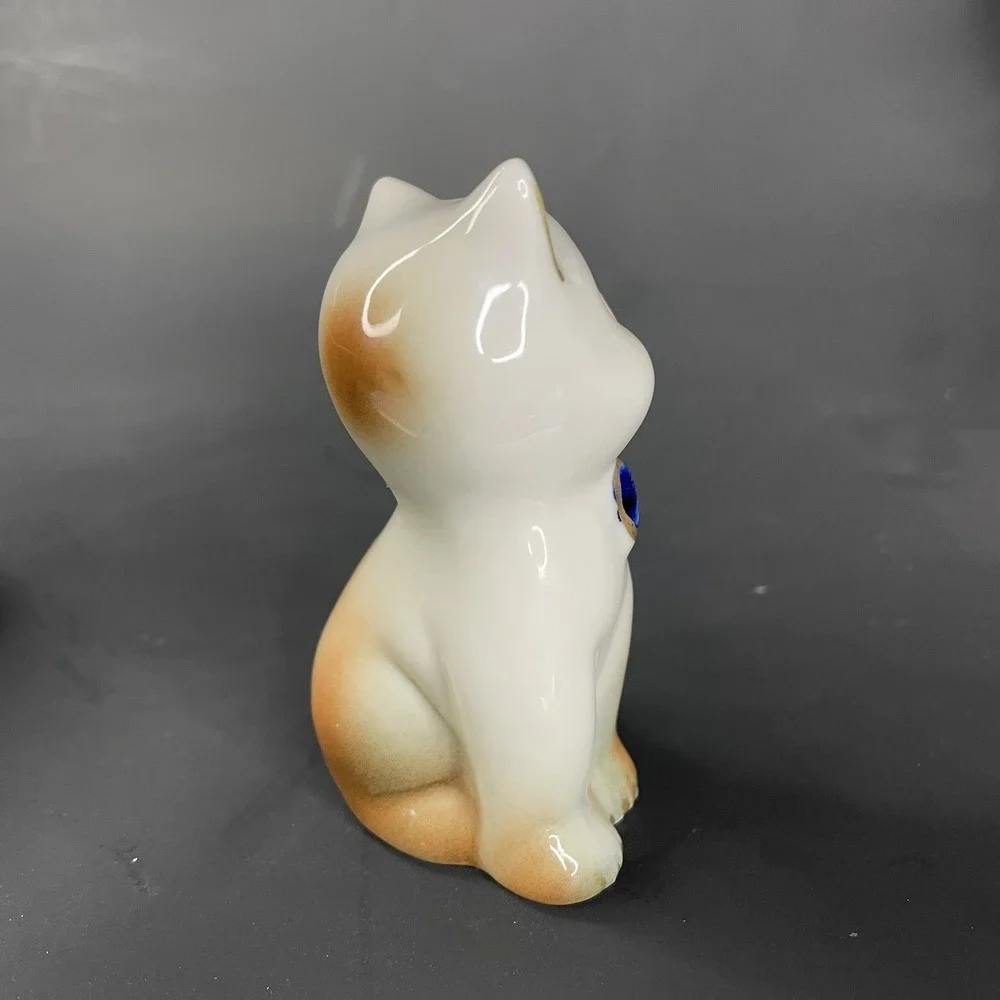 Vintage Sitting Cat Figurine Wearing Bow White and Brown‎ 3 1/4